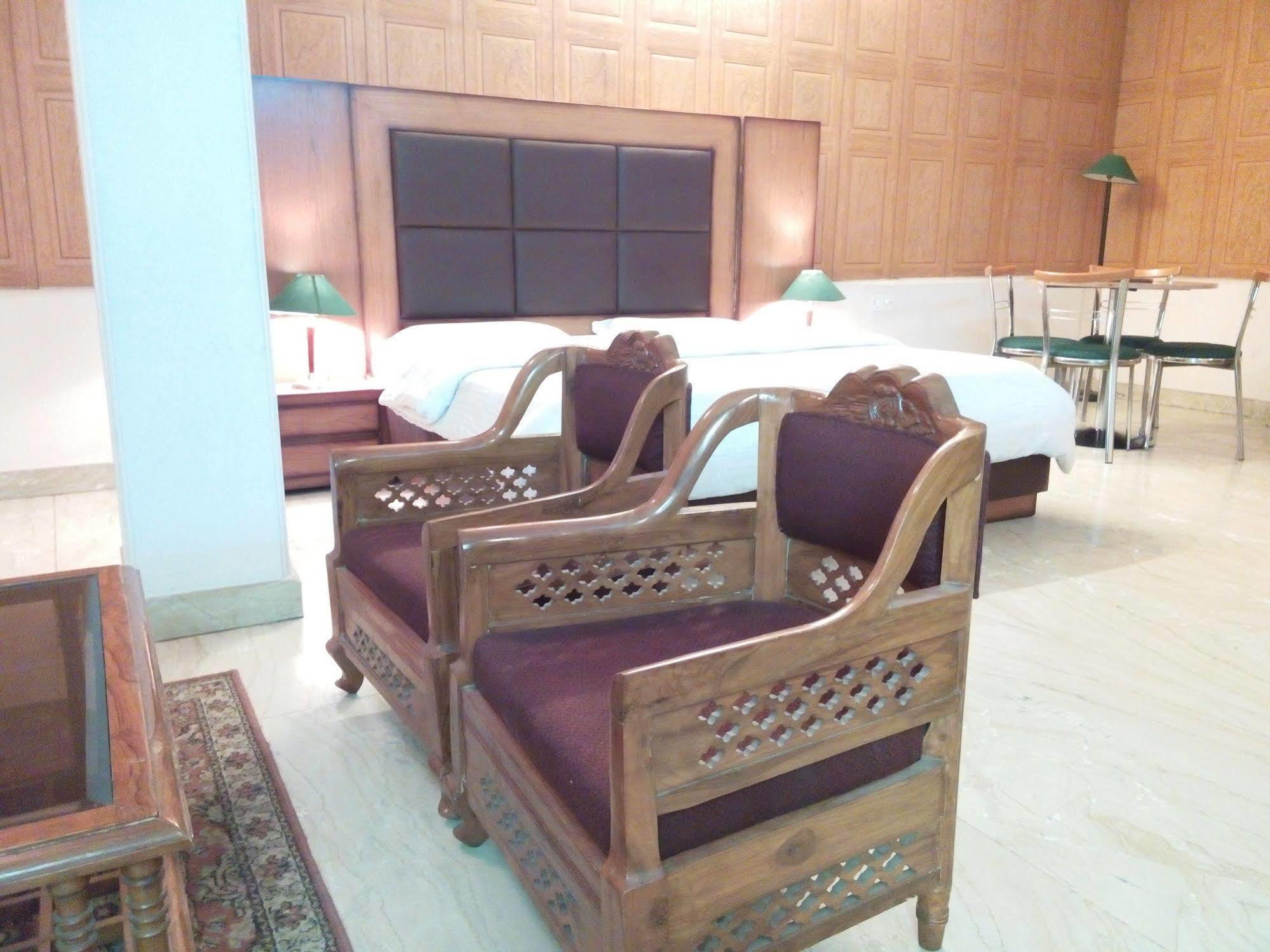 Hotel Queens Residency Gurgaon Exterior photo