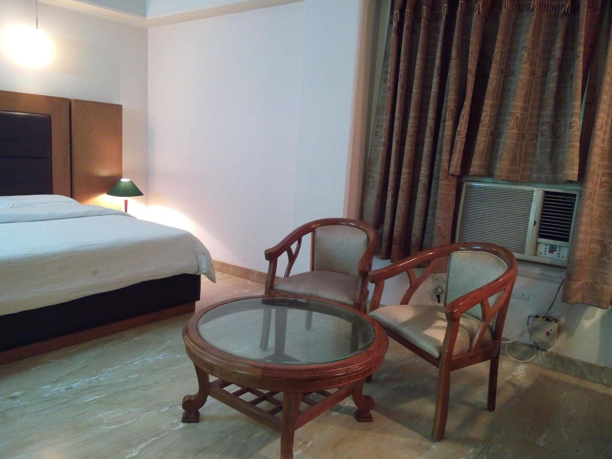 Hotel Queens Residency Gurgaon Exterior photo